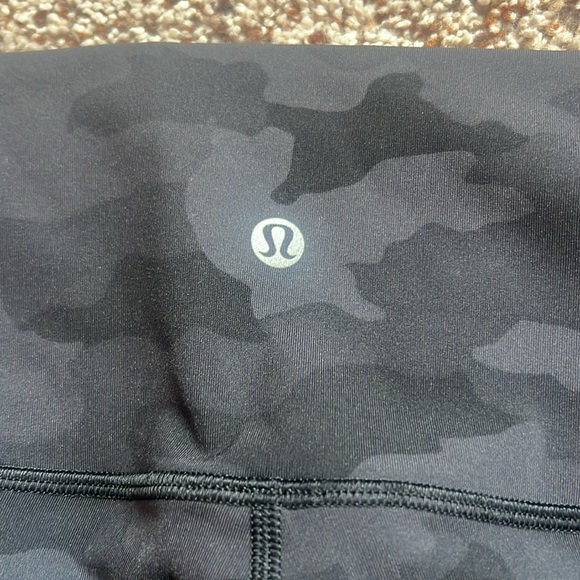 Lululemon size 8 camo capris - Picture 3 of 4